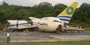 Blitz schlägt in Flugzeug ein - 1 Tote