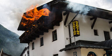 Haus neben Ajax-Hotel brannte