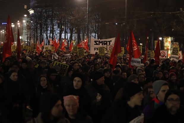 Tausende gegen Rechts-Ball auf Straßen
