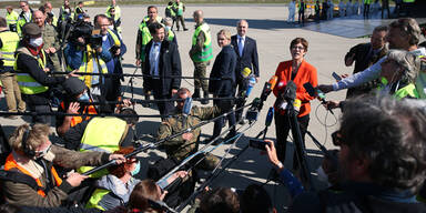 AKK: Keine Schutzmaske und null Mindestabstand