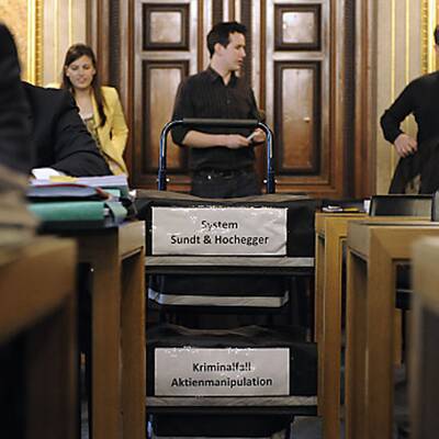 Parlaments-Mitarbeiter bringen die brisanten Akten in den Sitzungssaal