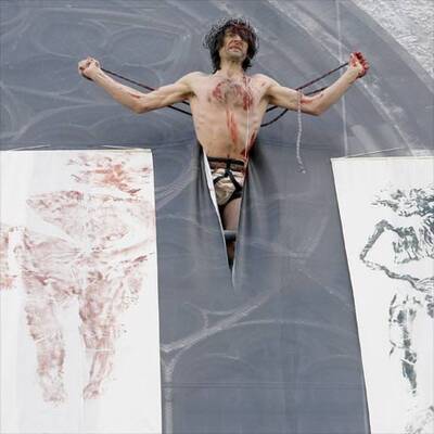 Künstler kreuzigt sich am Dom