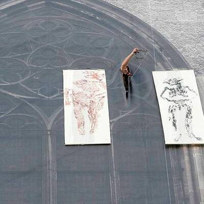 Künstler kreuzigt sich am Dom