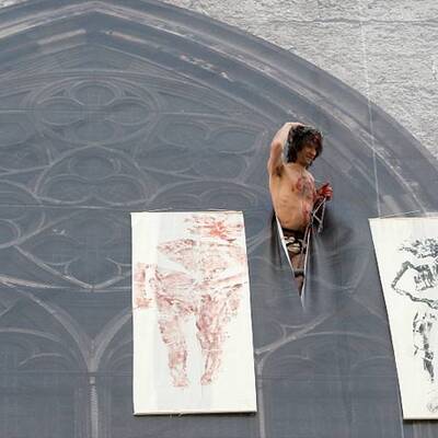 Künstler kreuzigt sich am Dom