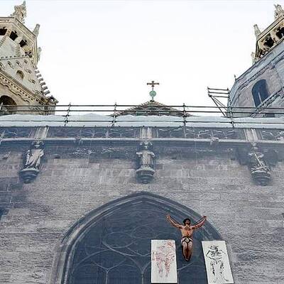 Künstler kreuzigt sich am Dom