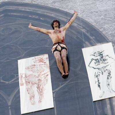 Künstler kreuzigt sich am Dom