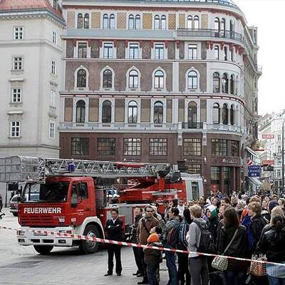 Künstler kreuzigt sich am Dom