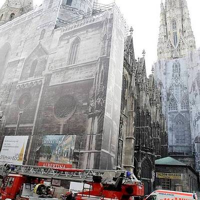 Künstler kreuzigt sich am Dom
