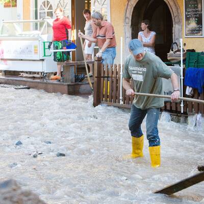 Binnen Minuten wurde der historische Ort komplett verklaust und vermurt.