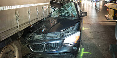 Alko-Lenker rast in Sattelschlepper