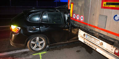 Alko-Lenker rast in Sattelschlepper