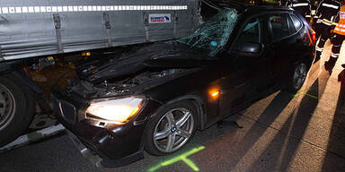 Alko-Lenker rast in Sattelschlepper