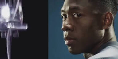 Hier pr&auml;sentiert Alaba das neue Bayern-Trikot