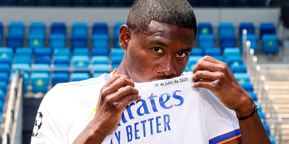 David Alaba küsst Real Madrid Wappen