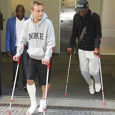 Hier humpelt Alaba zum Arzt