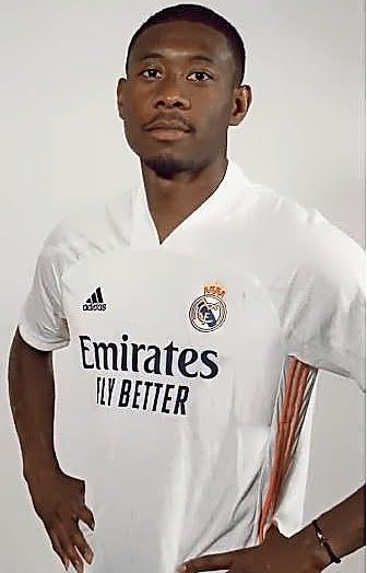 Davied Alaba posiert im Trikot von Real Madrid