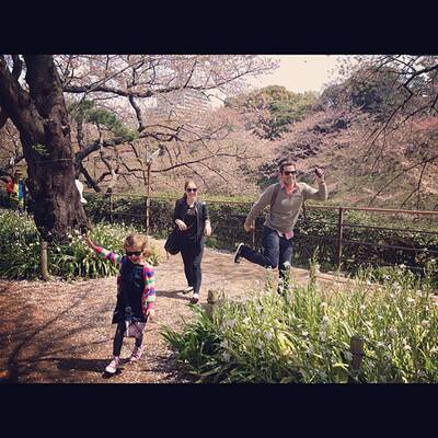 Jessica Alba mit Mann und Kindern in Tokyo