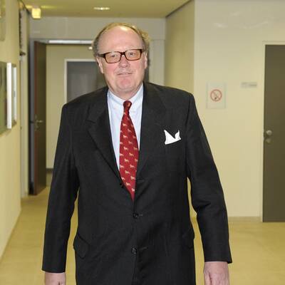 Gemeinsam mit seiner Frau Maria Racuh-Kallat kämpft er vor Gericht gegen das Nachrichtenmagazin 