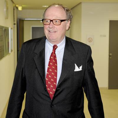 Gemeinsam mit seiner Frau Maria Racuh-Kallat kämpft er vor Gericht gegen das Nachrichtenmagazin 