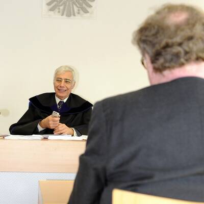 Gemeinsam mit seiner Frau Maria Racuh-Kallat kämpft er vor Gericht gegen das Nachrichtenmagazin 