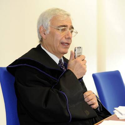 Gemeinsam mit seiner Frau Maria Racuh-Kallat kämpft er vor Gericht gegen das Nachrichtenmagazin 