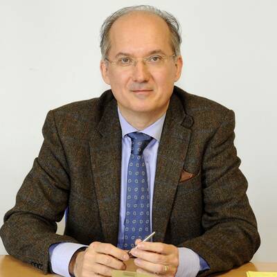 Gemeinsam mit seiner Frau Maria Racuh-Kallat kämpft er vor Gericht gegen das Nachrichtenmagazin 