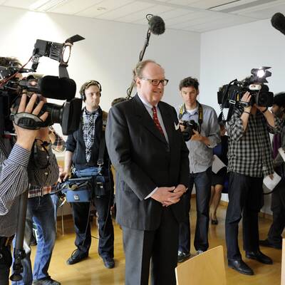 Gemeinsam mit seiner Frau Maria Racuh-Kallat kämpft er vor Gericht gegen das Nachrichtenmagazin 