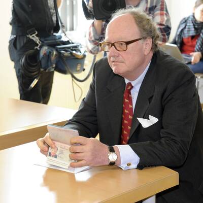 Gemeinsam mit seiner Frau Maria Racuh-Kallat kämpft er vor Gericht gegen das Nachrichtenmagazin 