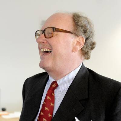 Gemeinsam mit seiner Frau Maria Racuh-Kallat kämpft er vor Gericht gegen das Nachrichtenmagazin 