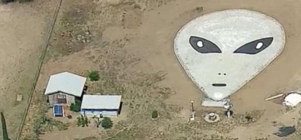 Pensionist will Aliens in Garten locken