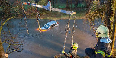 Frau (33) stürzt mit Auto in Fluss 