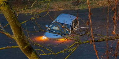 Frau (33) stürzt mit Auto in Fluss 