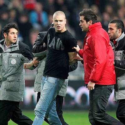 Cup-Skandal in Holland: Tormann tritt Fan 