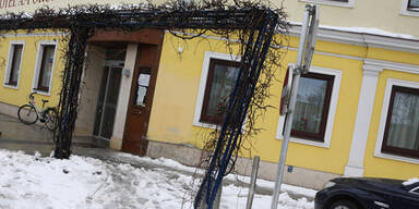 Alko-Lenker kracht auf Flucht in Hausmauer