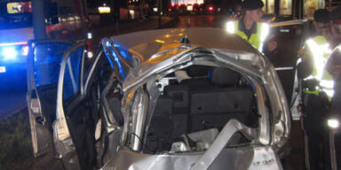 Alko-Lenker kracht auf Flucht gegen Pkw   