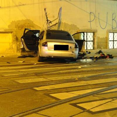 Betrunkener Vater kracht in Haus