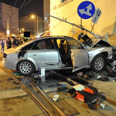 Betrunkener Vater kracht in Haus