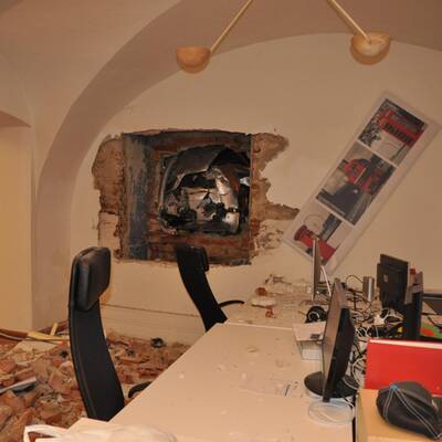 Betrunkener Vater kracht in Haus