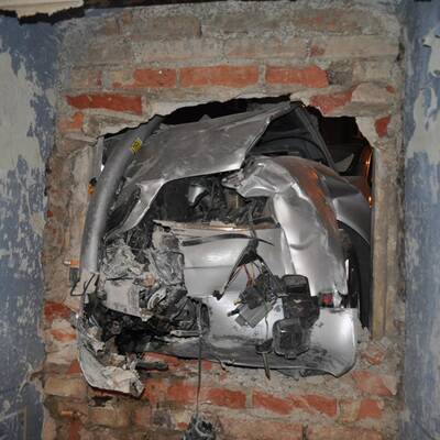 Betrunkener Vater kracht in Haus