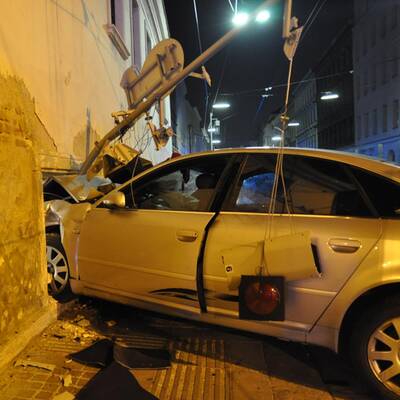 Betrunkener Vater kracht in Haus