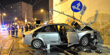 Betrunkener Vater krachte mit Pkw in Haus