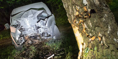 Alko-Lenker rast in Linz gegen Baum