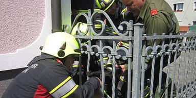 Mädchen blieb mit Kopf in Zaun stecken 