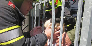 Mädchen blieb mit Kopf in Zaun stecken 