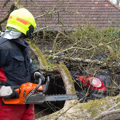 Planenanhänger wurde auf der B17 in Traiskirchen-Möllersdorf auf die Badener Bahn geschleudert