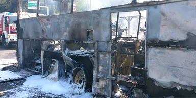 Autobus auf A21 ausgebrannt