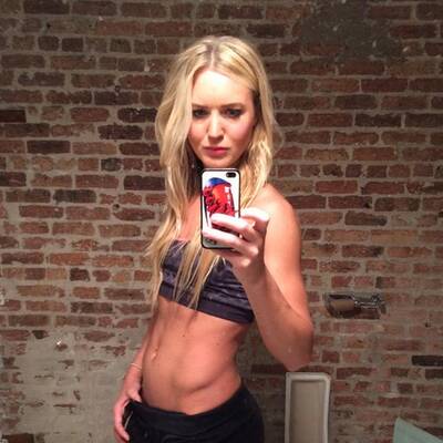 Das ist sexy Bier-Footballerin Alli Alberts