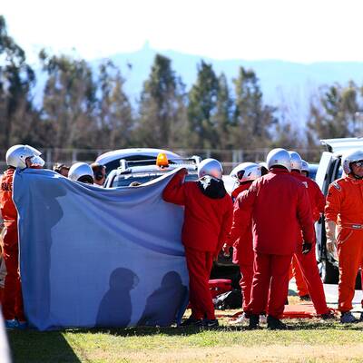 Crash: Hier wird Alonso abtransportiert