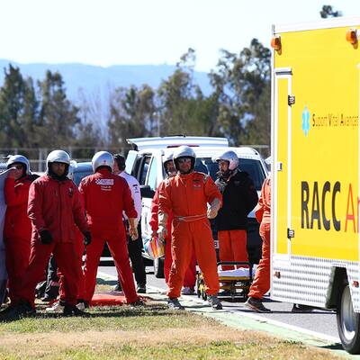 Crash: Hier wird Alonso abtransportiert