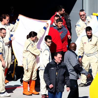 Crash: Hier wird Alonso abtransportiert